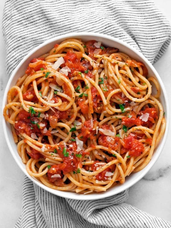 Spaghetti with fresh tomato sauce in a bowl.