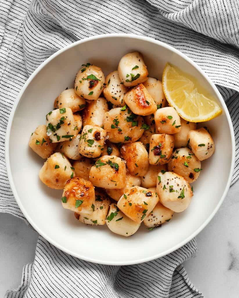 Sauteed sea scallops with lemon