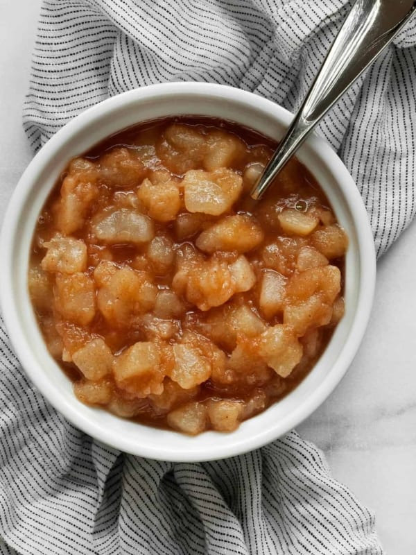 Compote with pears and ginger in a bowl.