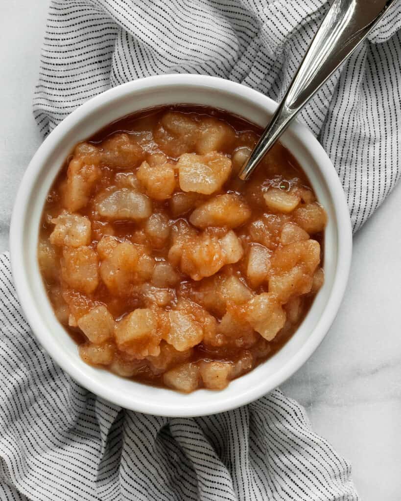 Compote with pears and ginger in a bowl.