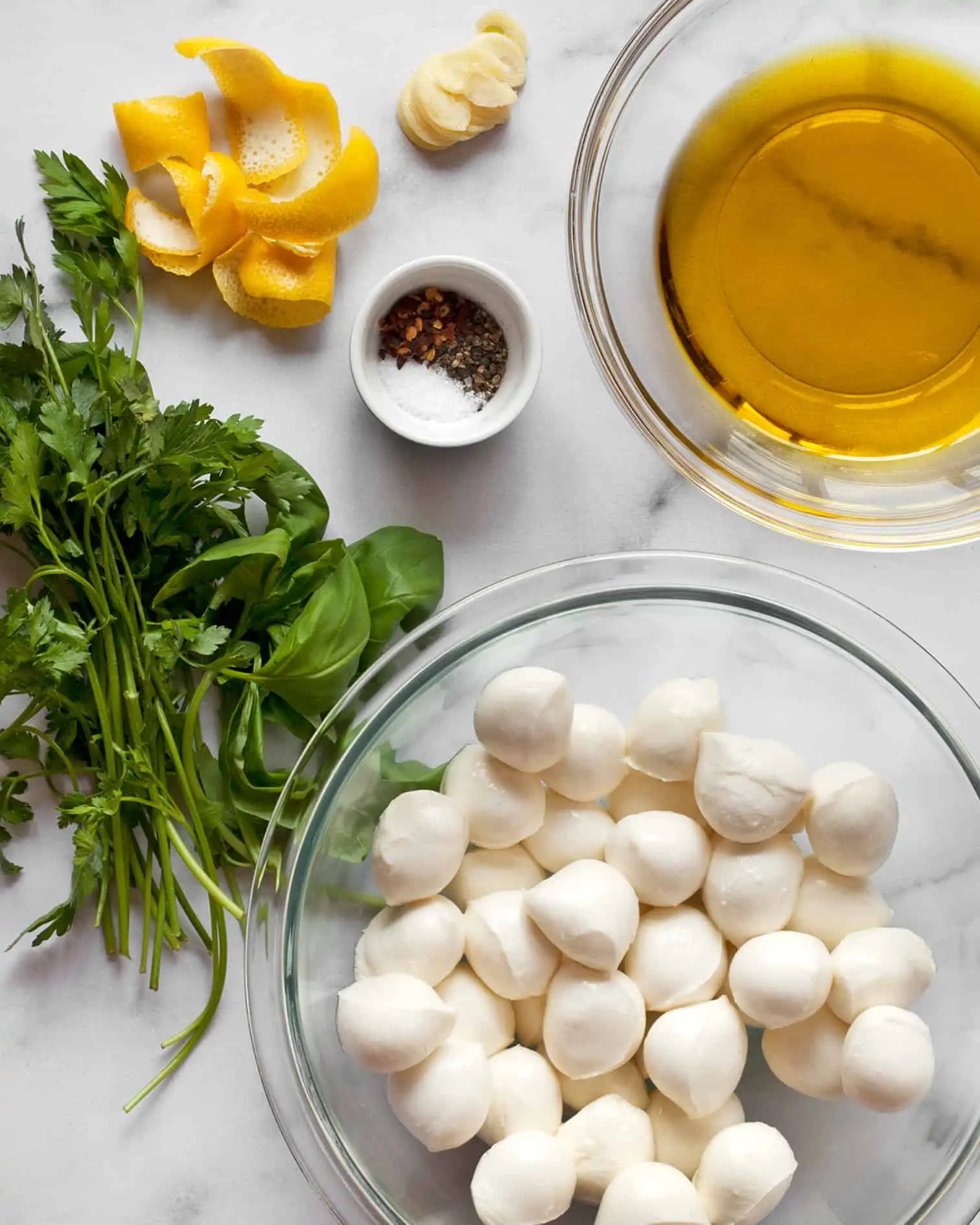 Ingredients for marinated mozzarella