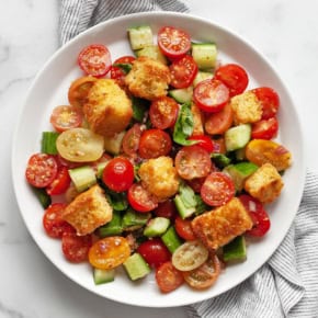 Cornbread panzanella salad on a plate.