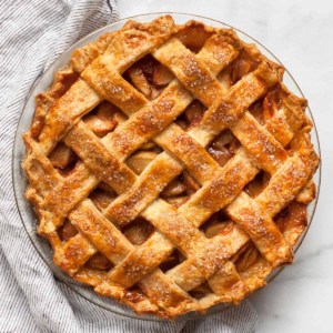 Apple pie in a dish ona cloth napkin.