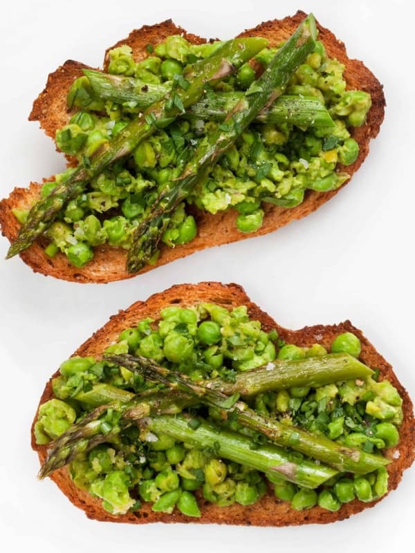 Smashed Pea Asparagus Tartines