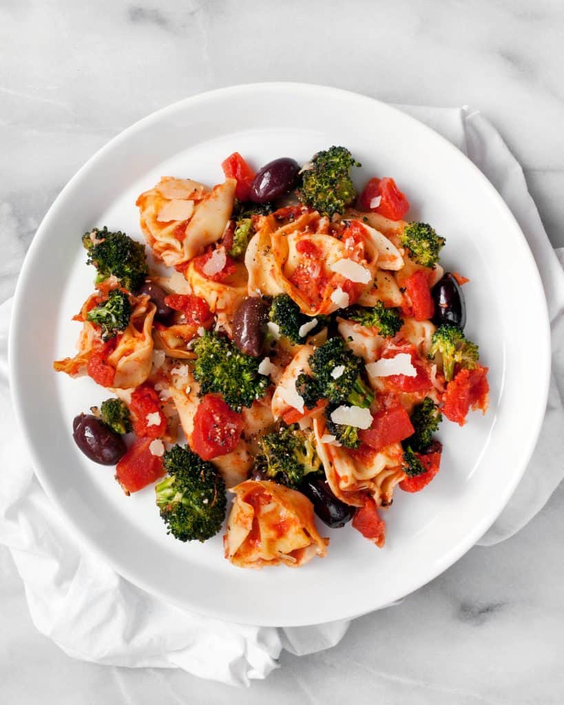 Tortellini with tomatoes, broccoli and olives