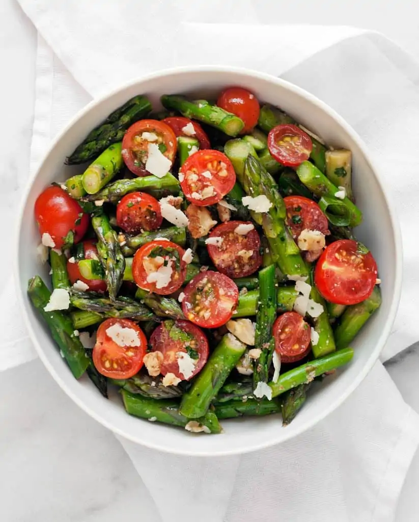 Grilled asparagus salad with tomatoes and walnuts