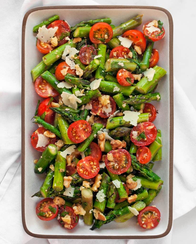 Grilled asparagus salad with tomatoes