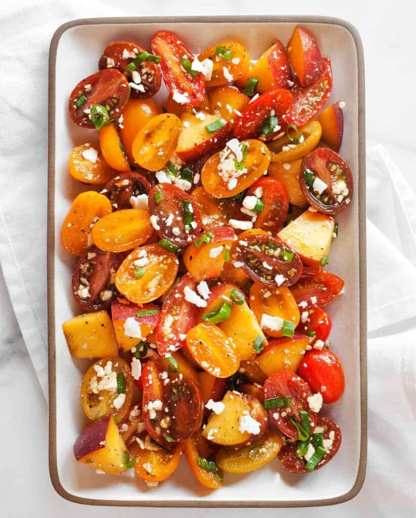Balsamico-tomaatti-persikkasalaatti