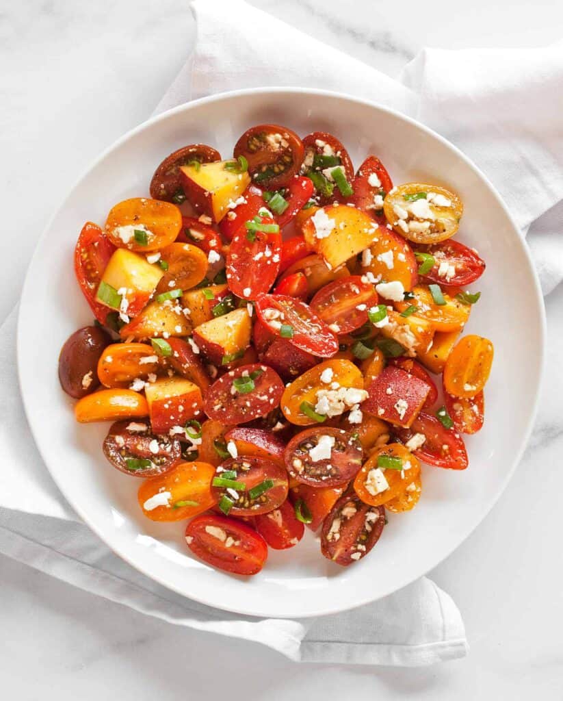 Balsamiczna sałatka z pomidorów i brzoskwiń