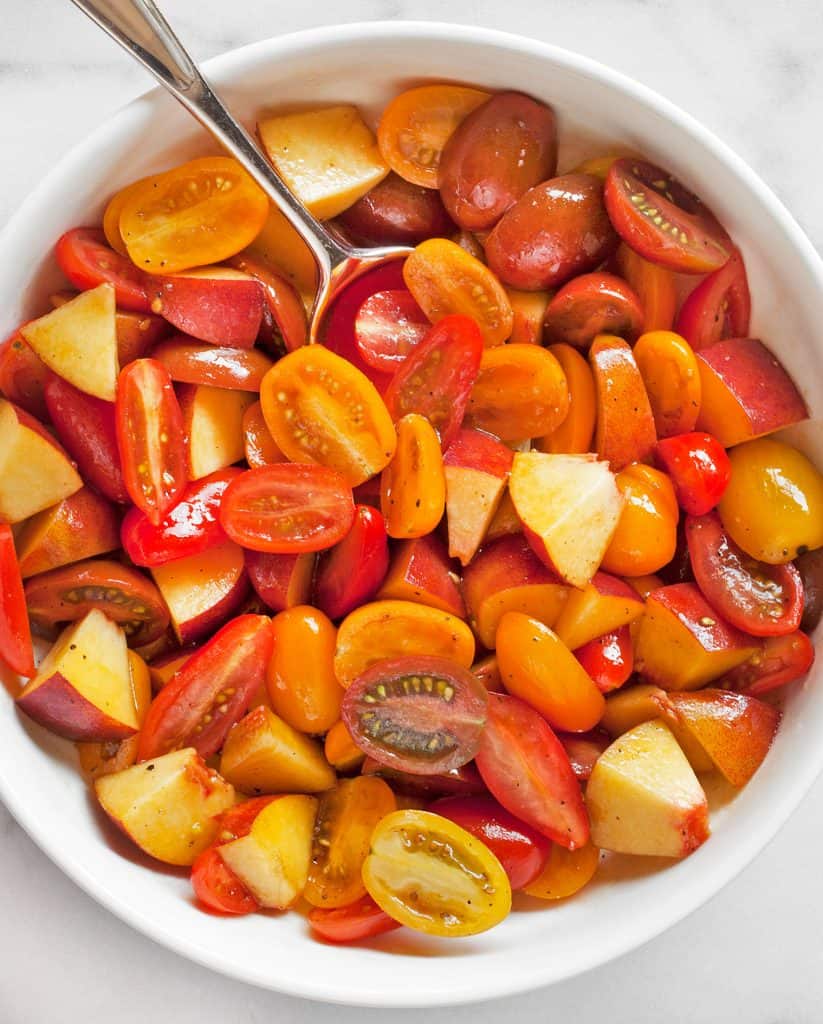 Combine the tomatoes and peaches in a bowl