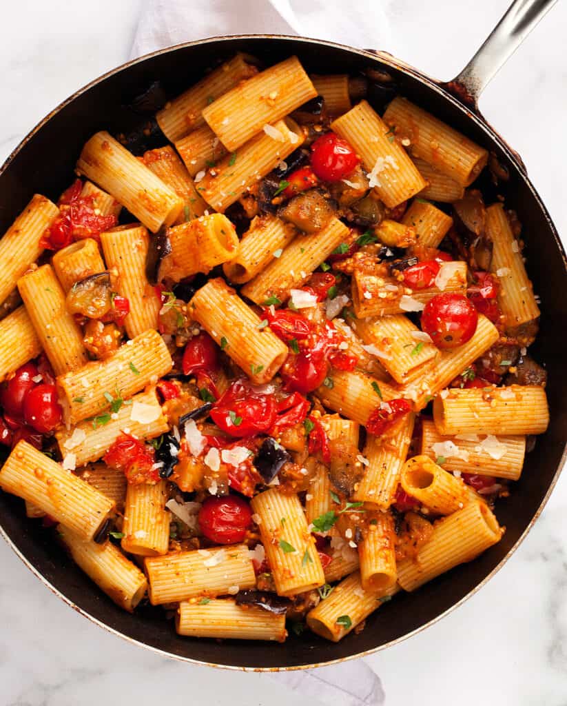Skillet pasta with cherry tomatoes and eggplant