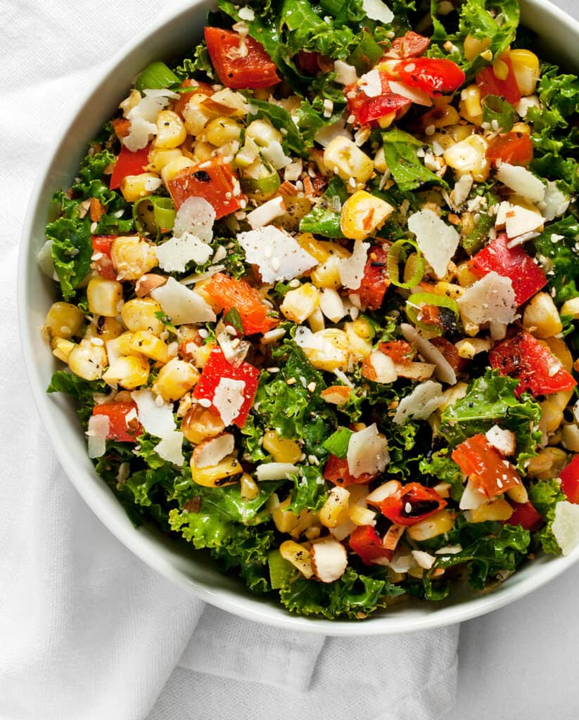 Kale salad with corn and peppers