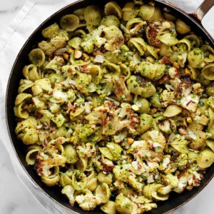 Roasted Cauliflower Spinach Pesto Pasta in a skillet