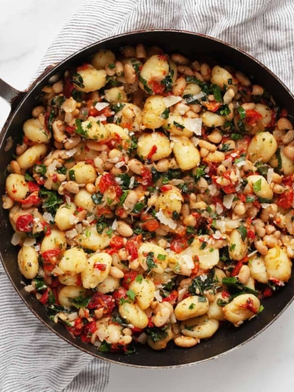 Easy skillet gnocchi with red peppers, white beans and kale.