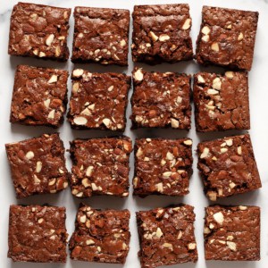 16 brownies cut into squares in 4 rows.