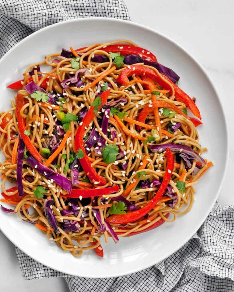 Soba noodles with sesame, peppers, cabbage and carrots