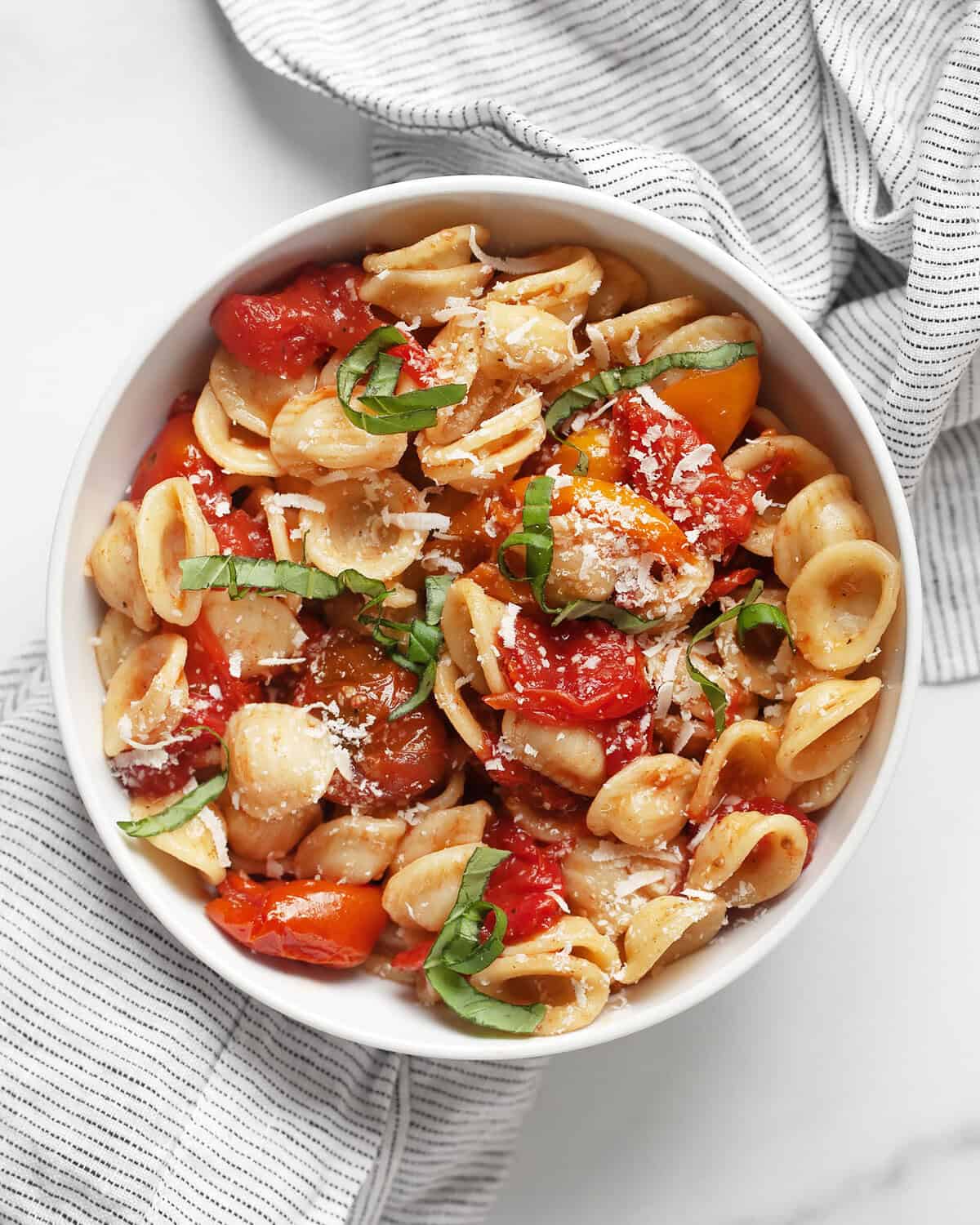 Roasted tomato pasta in a bowl.